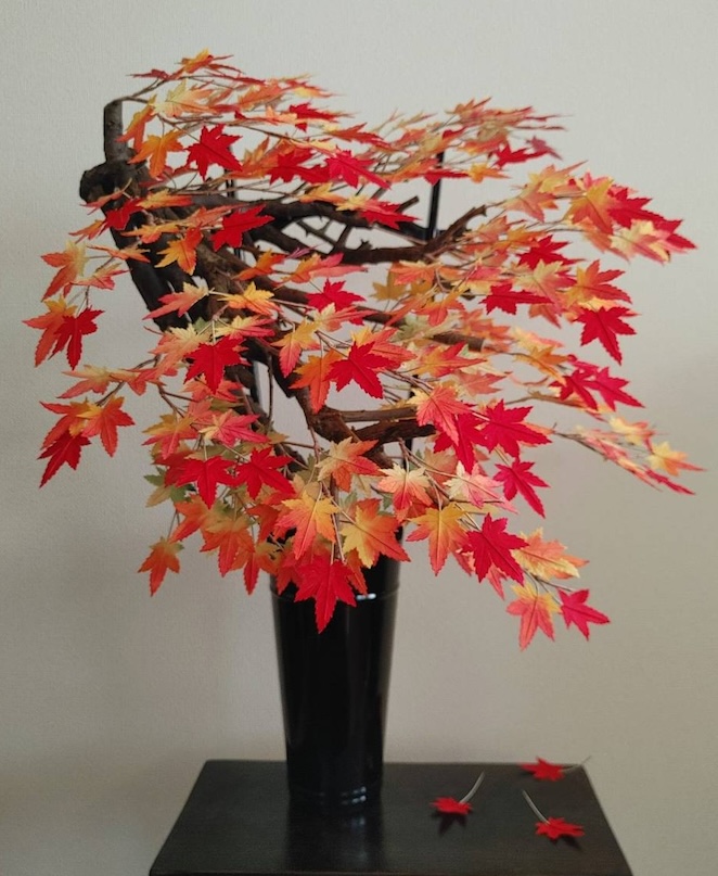 花器に紅葉