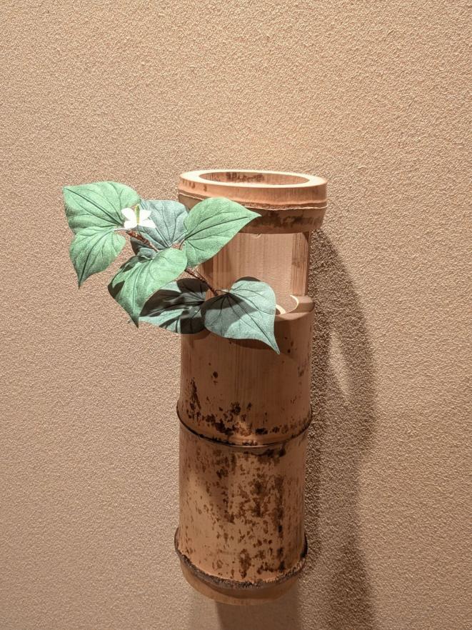ドクダミ(蕺草)の一輪挿し竹筒